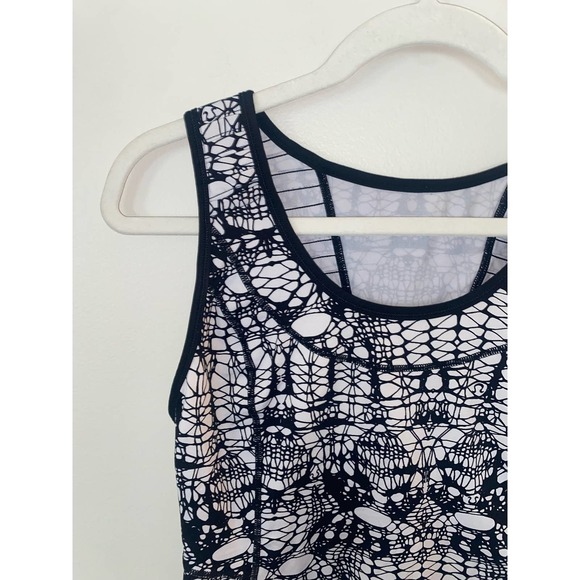 COPY - Lululemon women’s size 6 stay on course black and white athletic tank 00… - Picture 5 of 10